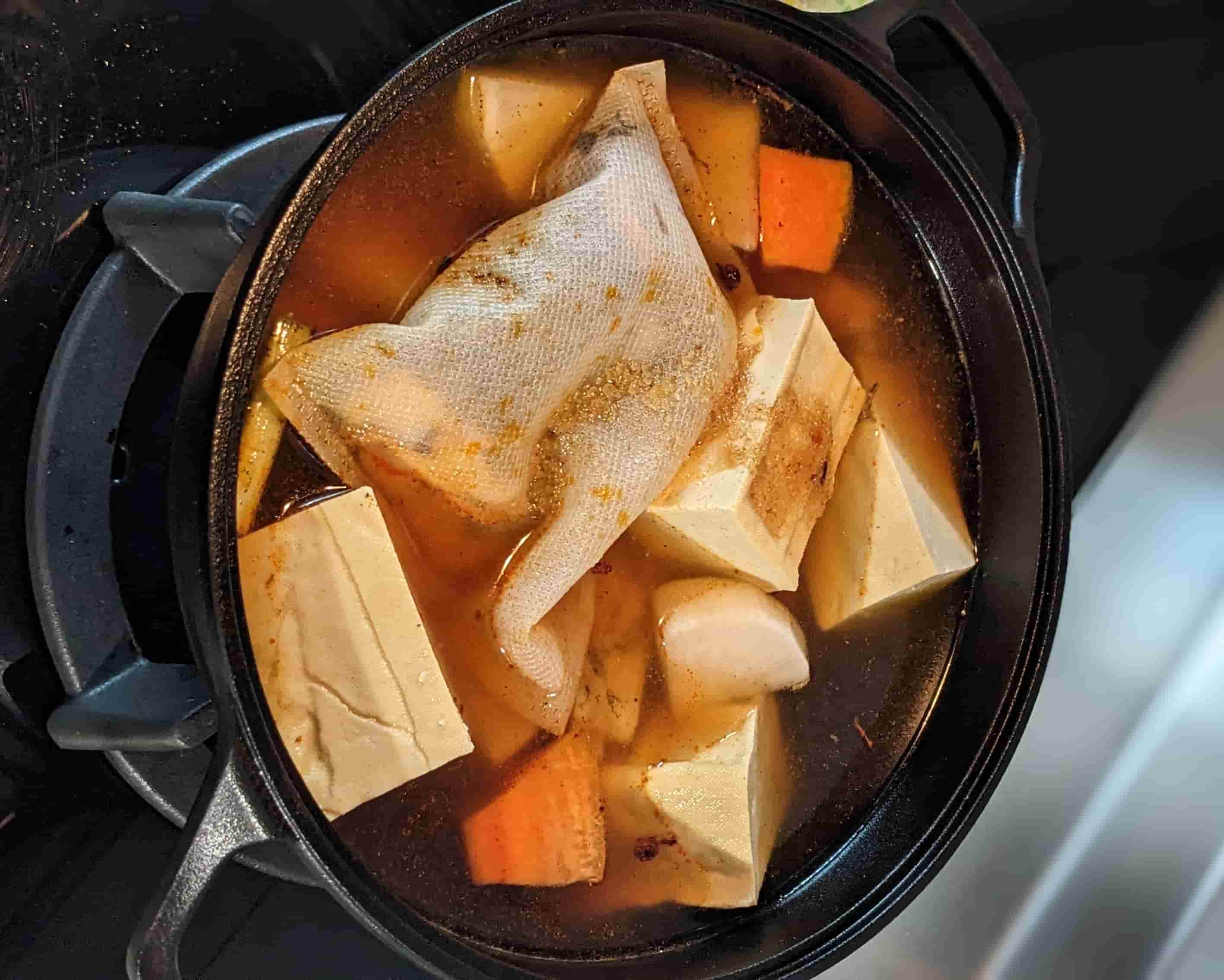放入紅燒料理包，以及其他食材。倒入可淹過滷包及所有食材的水量