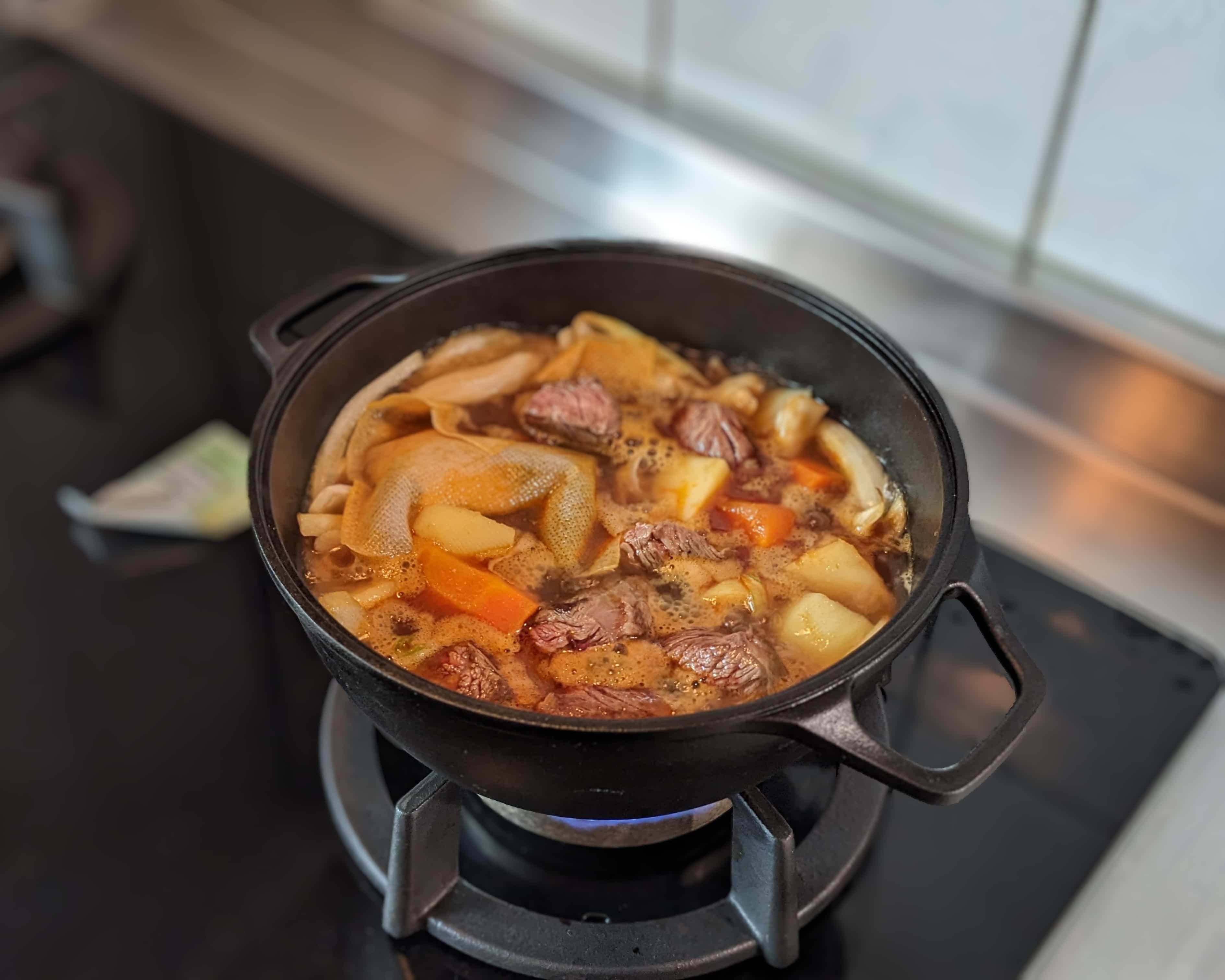 放入料理包，慢火燉煮至入味