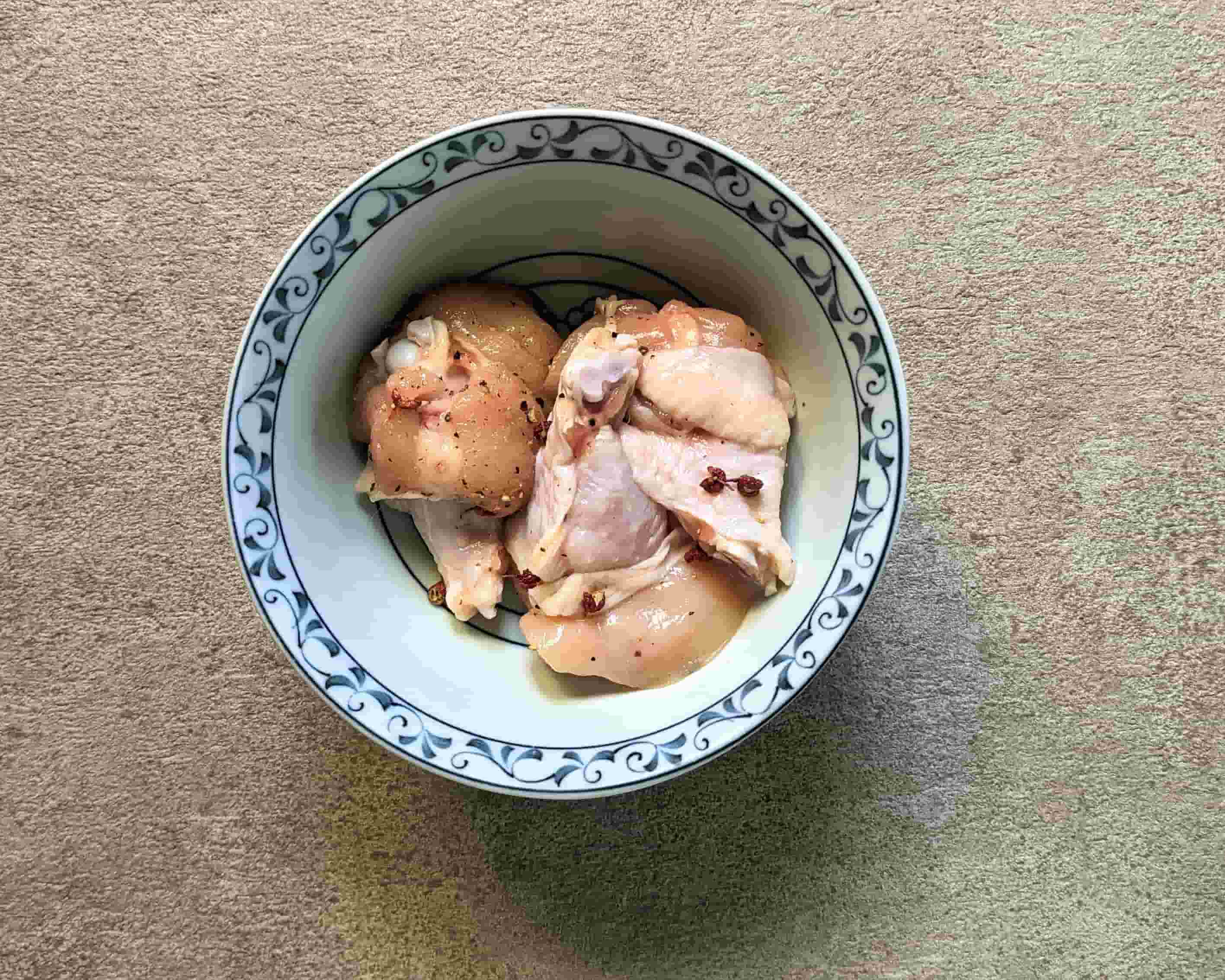 用花椒、白胡椒粉、五香粉來醃製雞腿肉