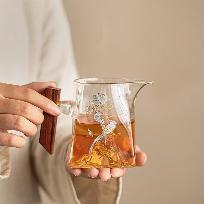 花鳥意境玻璃公道杯 手工刻花 · 典雅木柄 · 獨家附贈精緻茶漏2