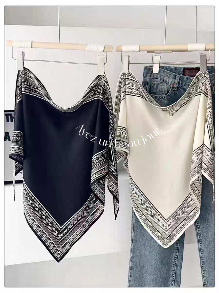 秋季新款時尚百搭圖騰三角巾  旅行拍照/外搭必備/系腰領巾
