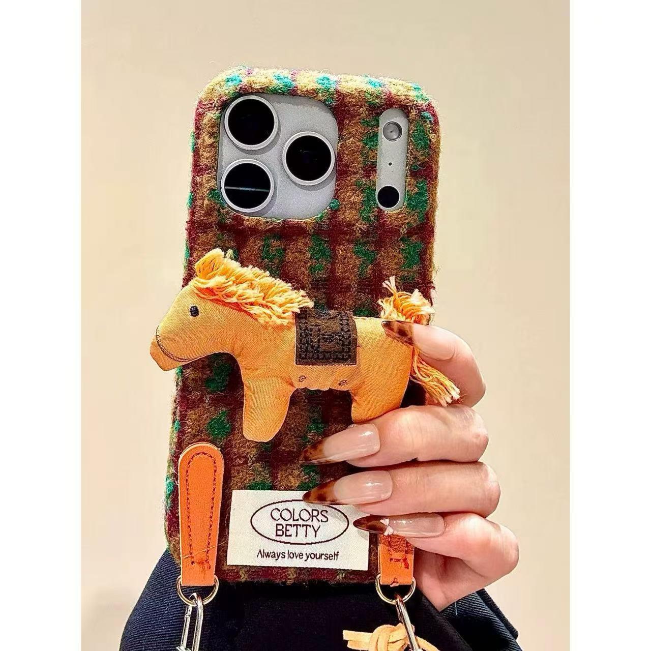 撞色不規則絨布立體小馬手機殼3