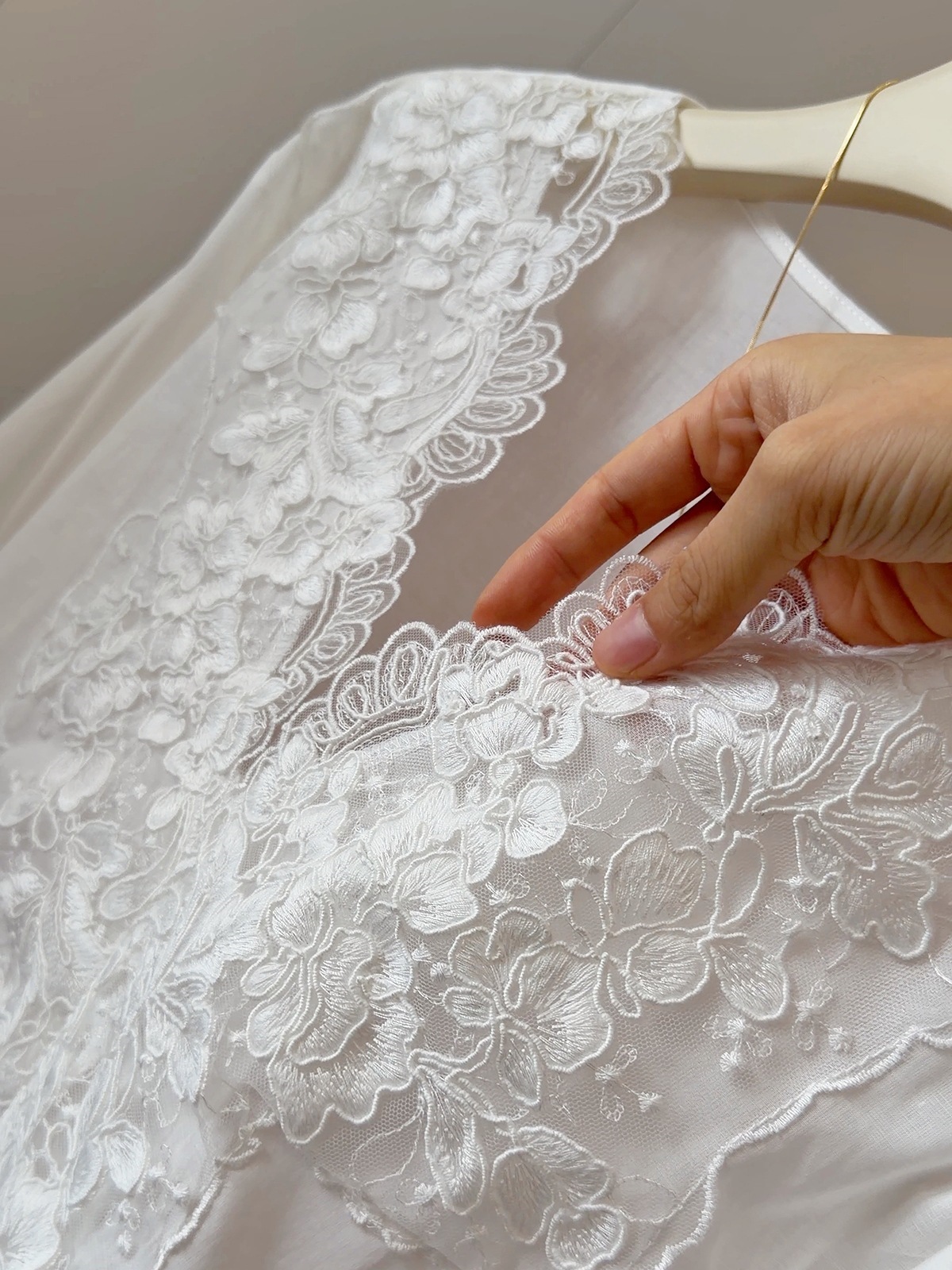 精緻重工蕾絲刺繡拼接V領長袖襯衫5
