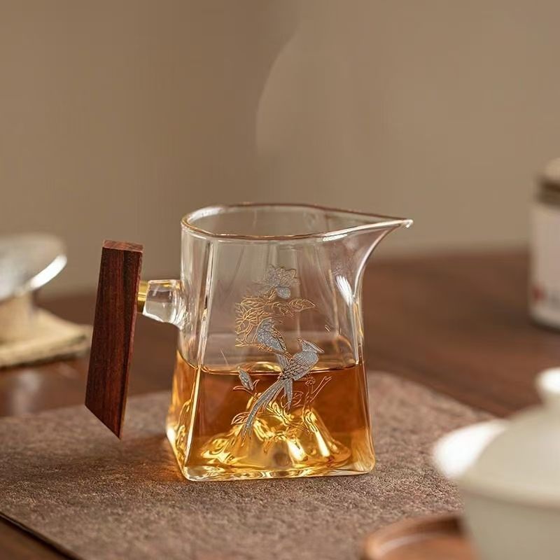 花鳥意境玻璃公道杯 手工刻花 · 典雅木柄 · 獨家附贈精緻茶漏3
