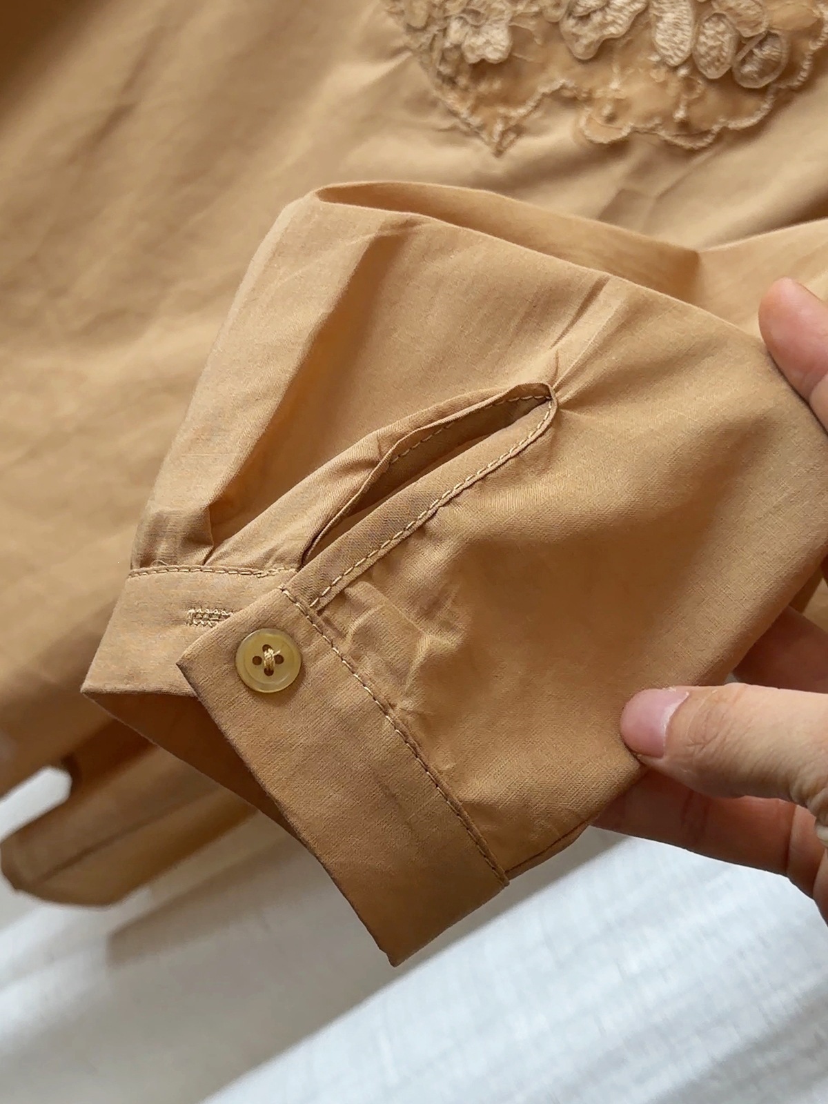精緻重工蕾絲刺繡拼接V領長袖襯衫9