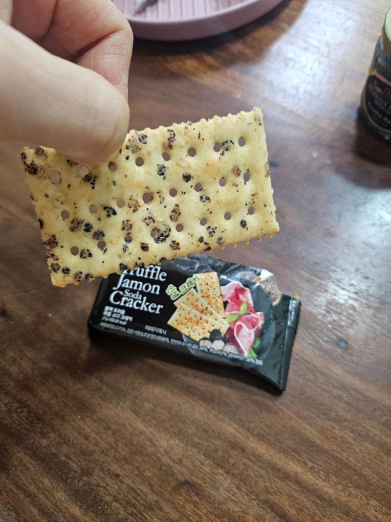 Black Truffle Jamon Soda Cracker 黑松露火腿蘇打餅乾3