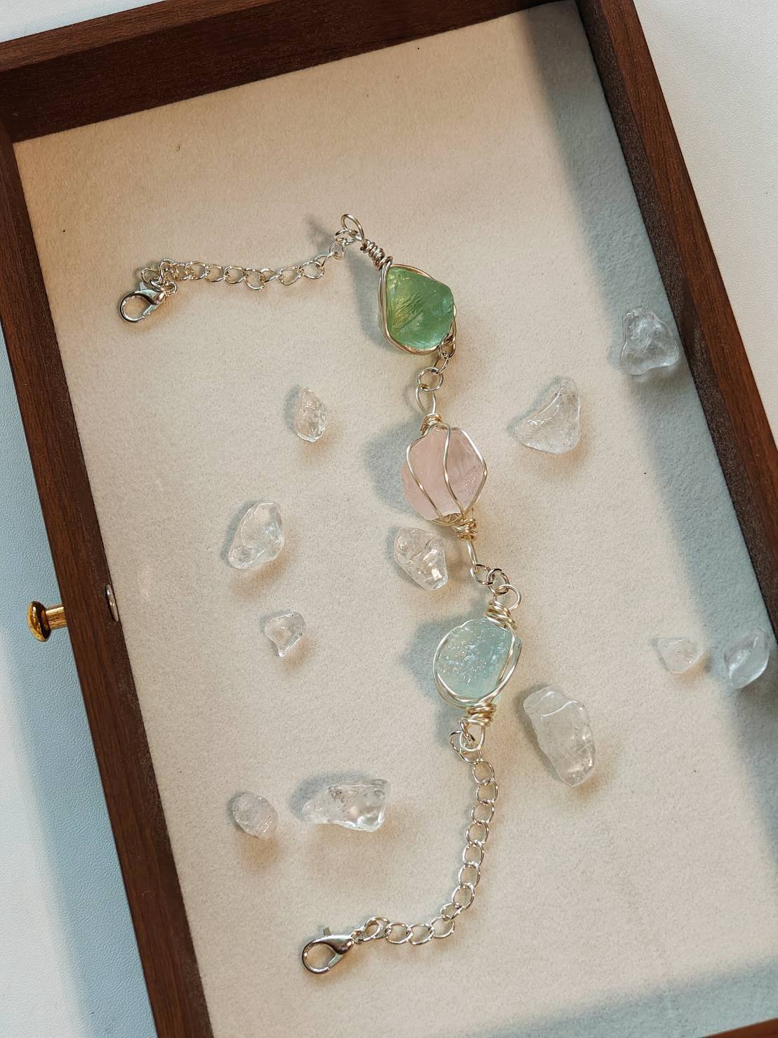 綠螢石 × 粉水晶 × 海藍寶 手工纏繞線原石手鍊3