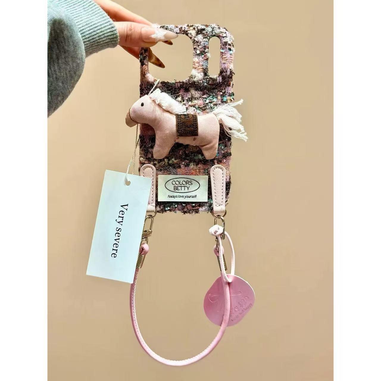 撞色不規則絨布立體小馬手機殼5