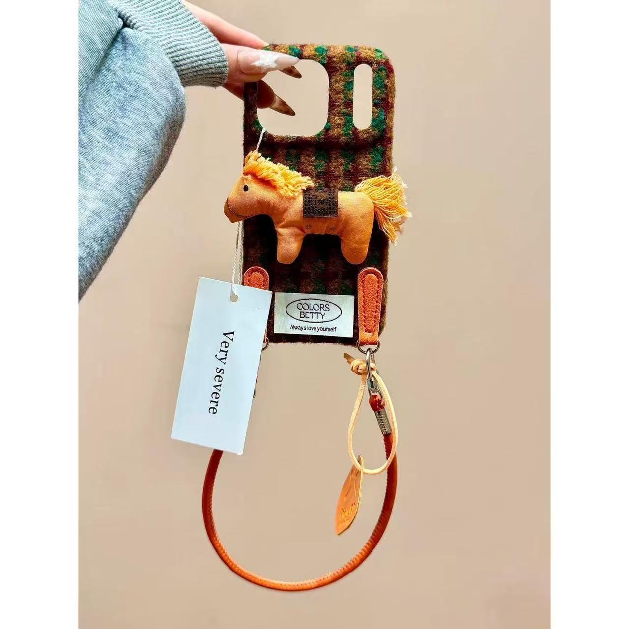 撞色不規則絨布立體小馬手機殼4