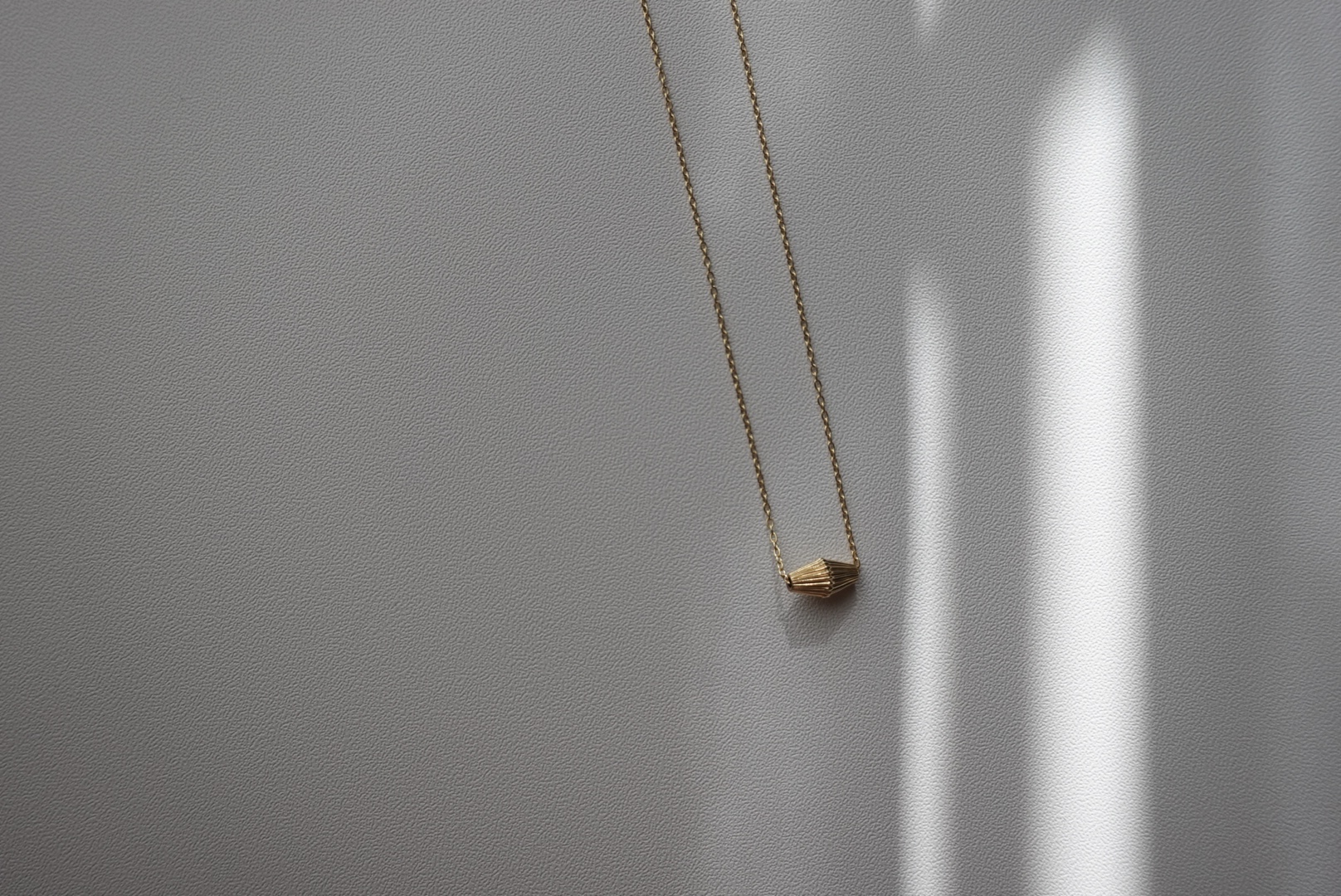 Classic 刻花菱形柱項鍊 14KGF4