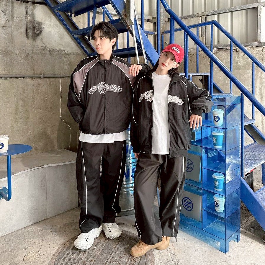 【現貨】Awesome 小高領刺繡織條風衣外套 【現貨】Awesome 小高領刺繡織條風衣外套