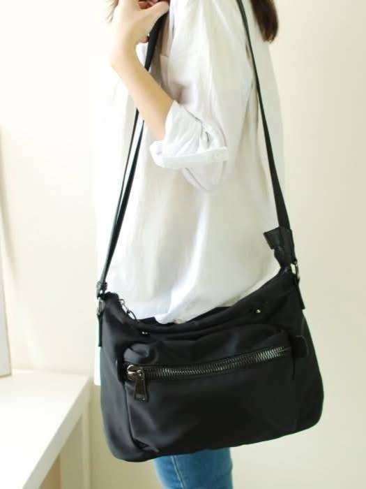 超實用防潑水多隔層尼龍郵差包*1色 KB950972