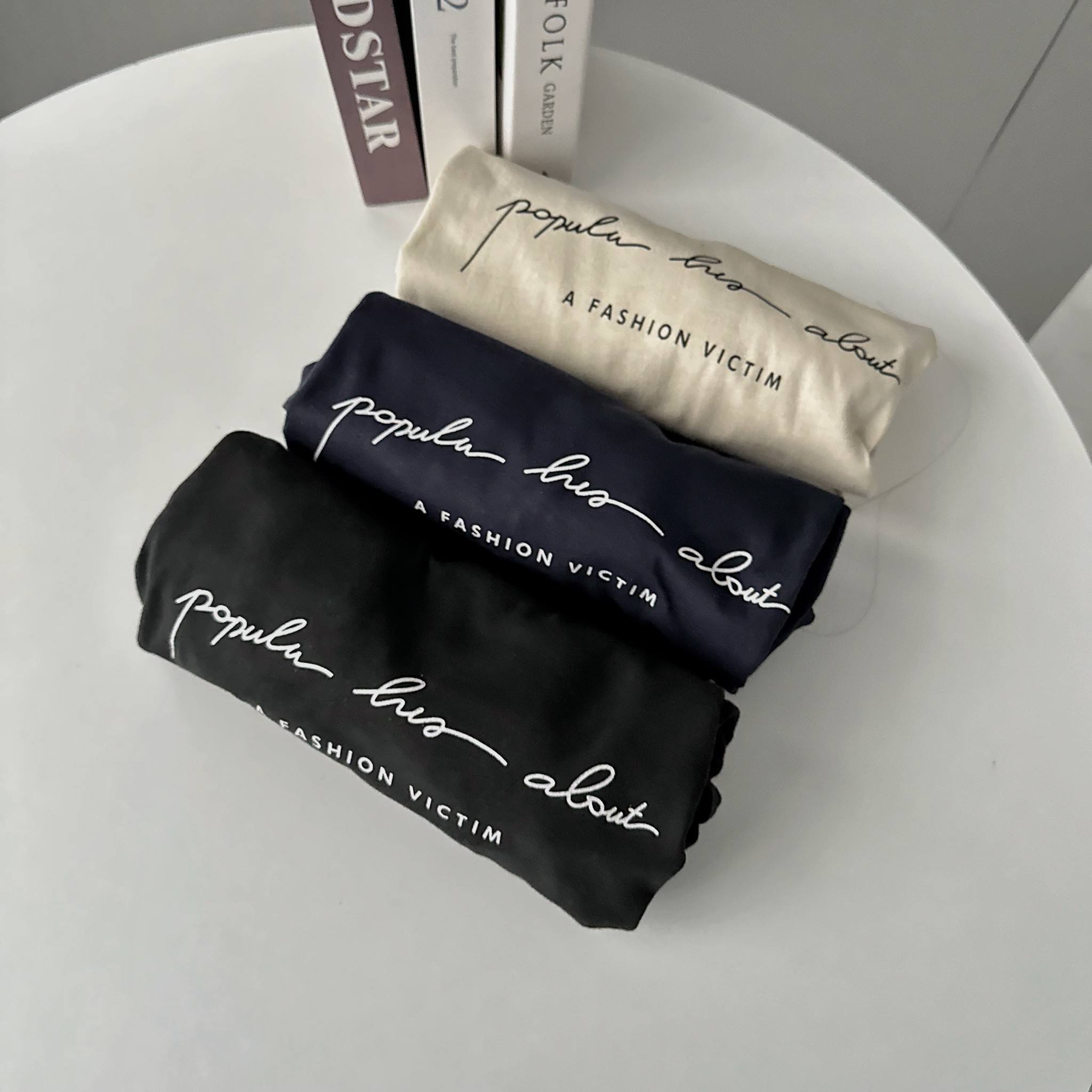 男女適穿-簡約草寫字母短T*2色 KB9696