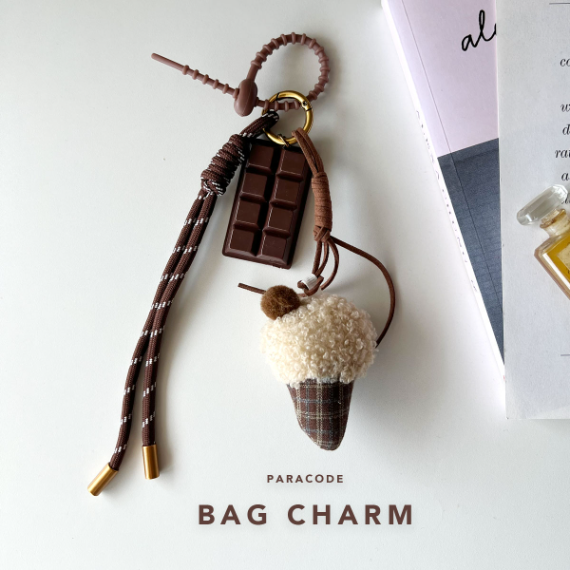 【當季棕色!格紋甜筒冰淇淋掛飾】5