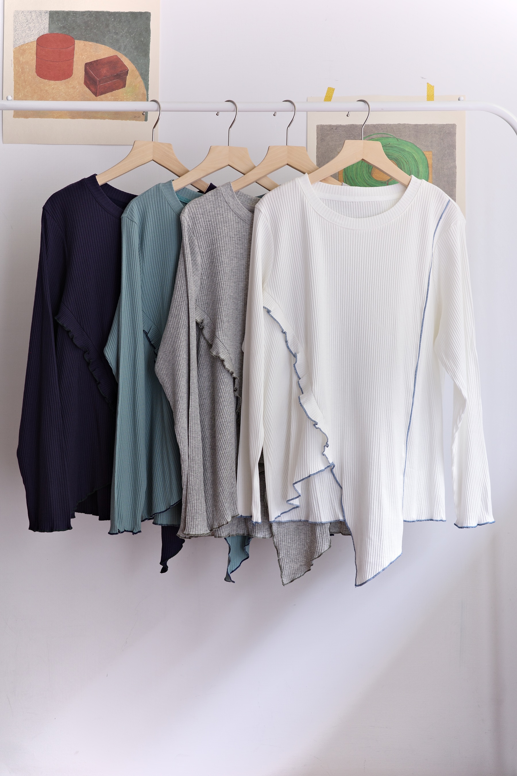 𓏭木耳邊點綴不規則下擺螺紋上衣