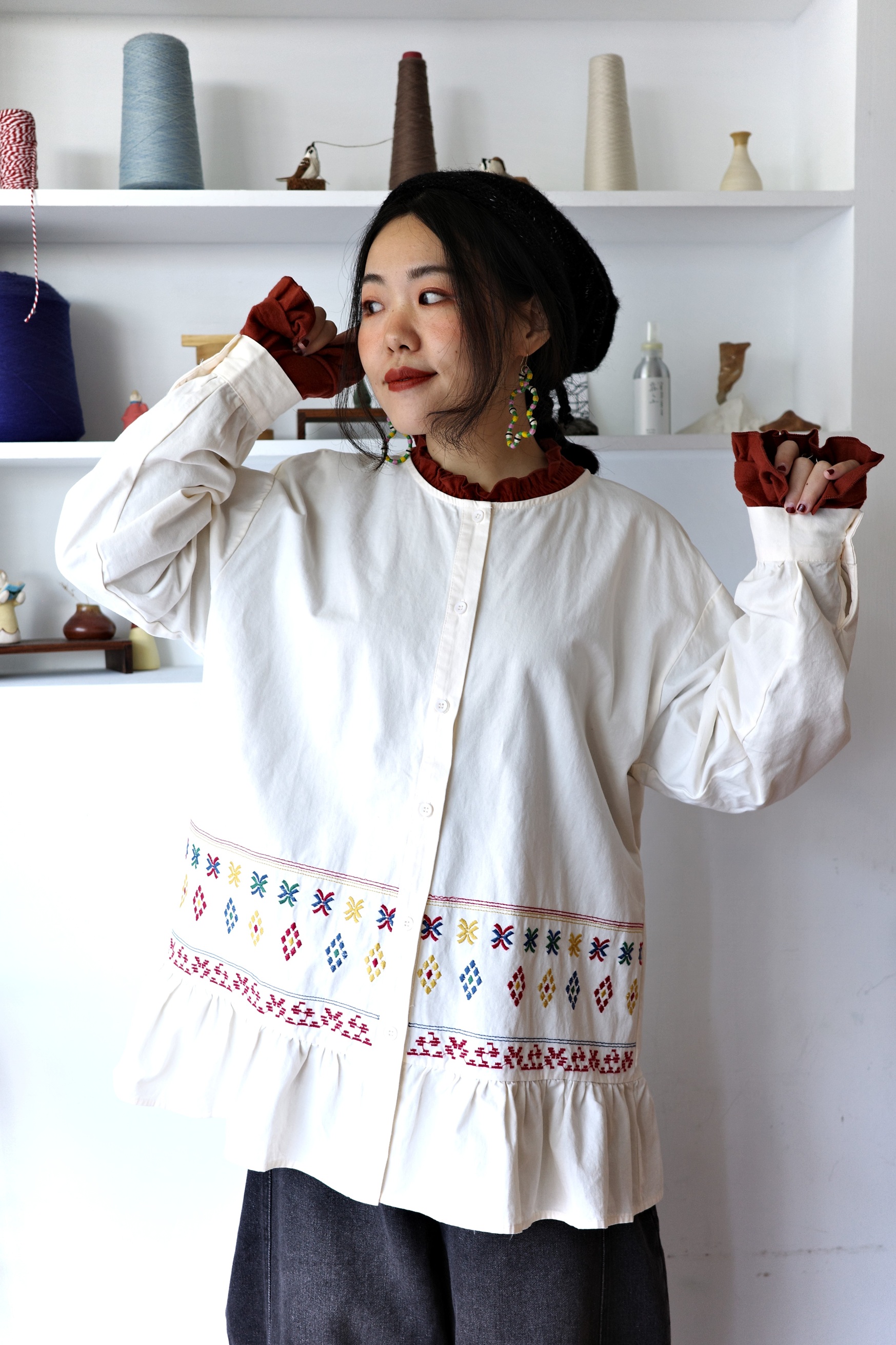 𓏭彩色圖騰刺繡荷葉下擺襯衫