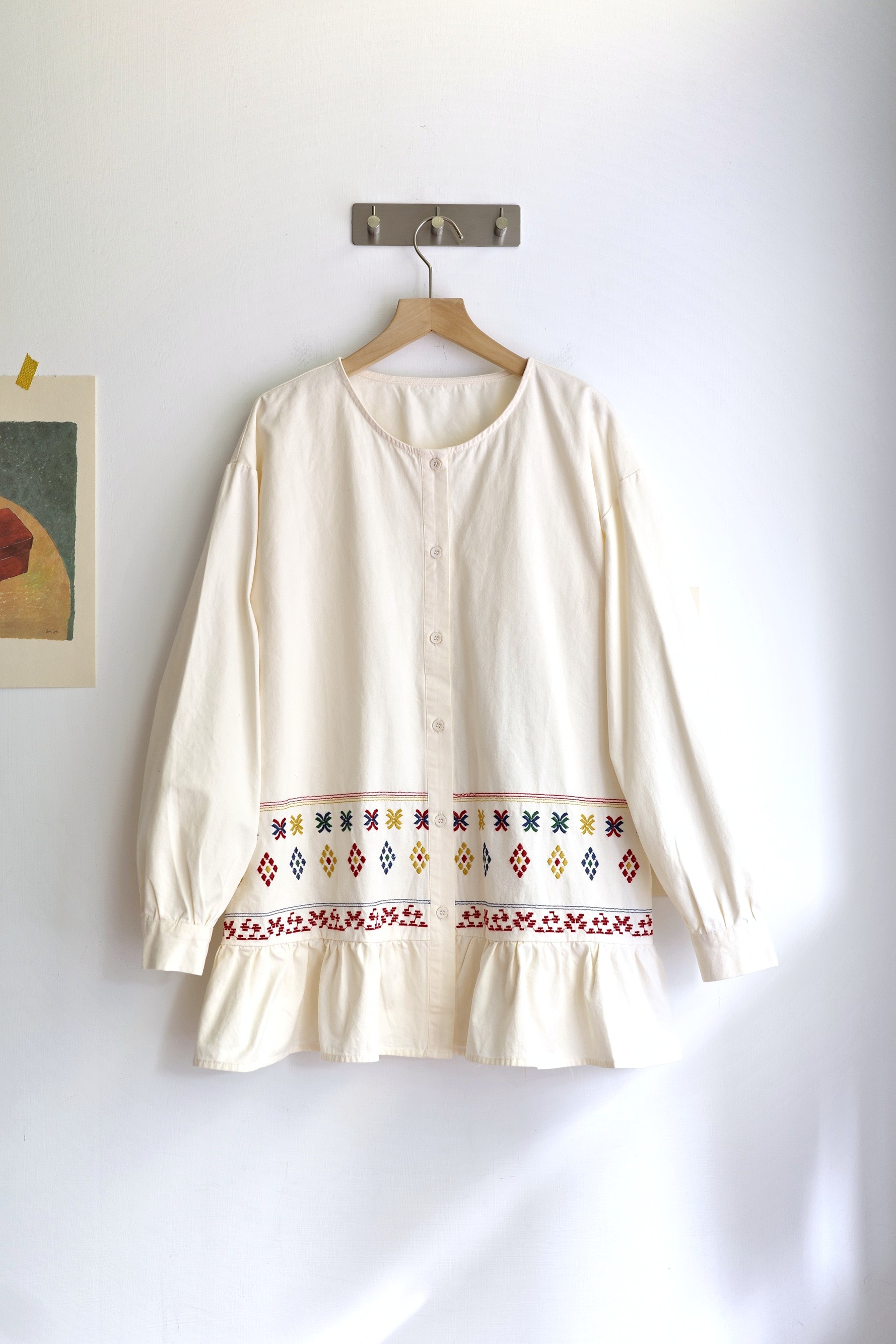 𓏭彩色圖騰刺繡荷葉下擺襯衫