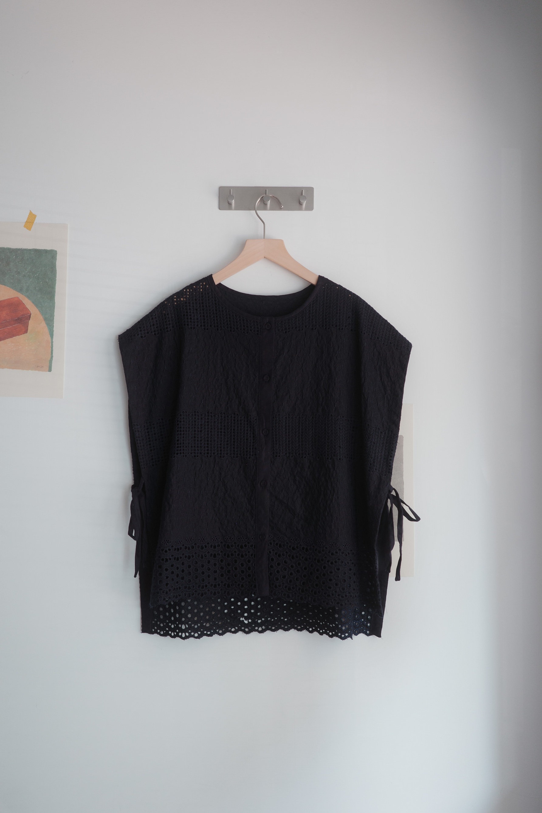 精緻鏤空花朵刺繡繫帶開扣背心