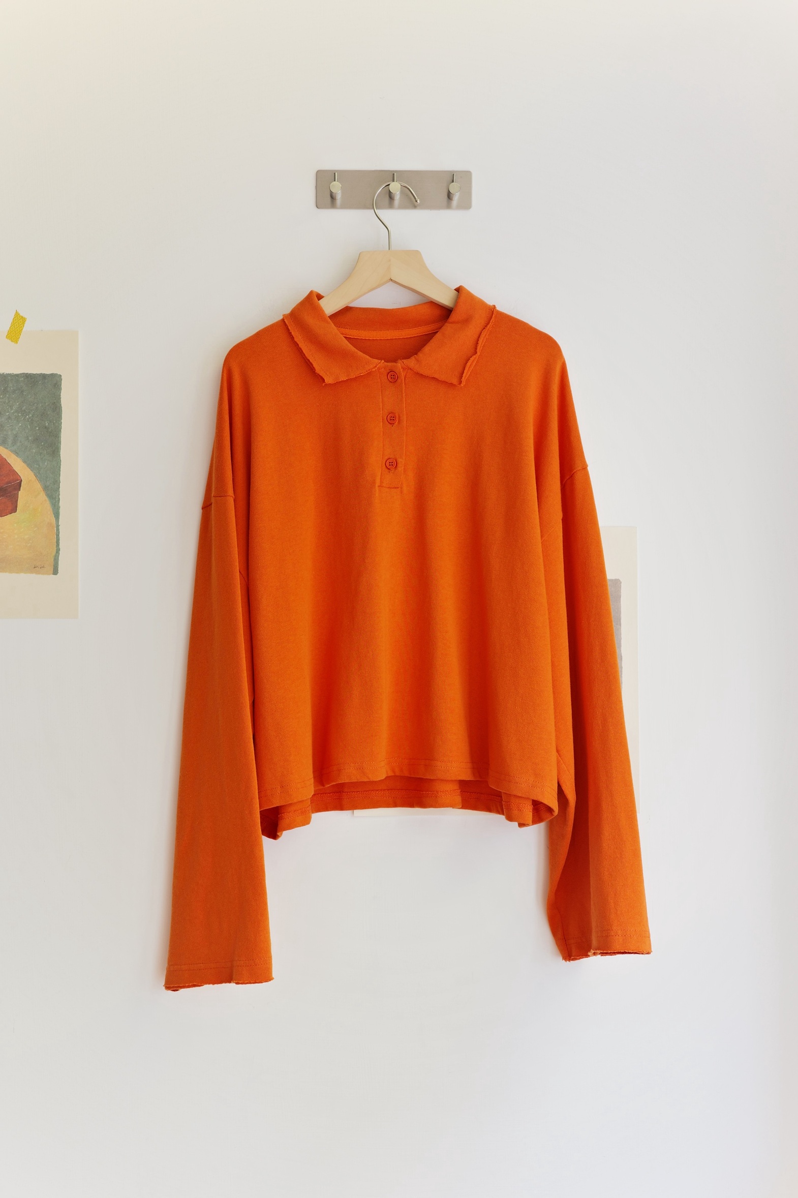 𓏭短寬版不修邊半開領上衣