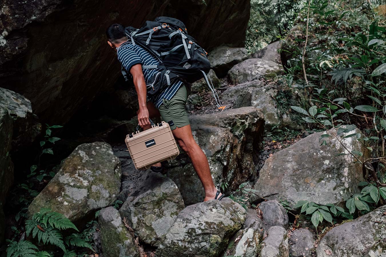 山路地形很好走 男子提著Vidafun防水氣密箱揹著LoweAlpine登山背包