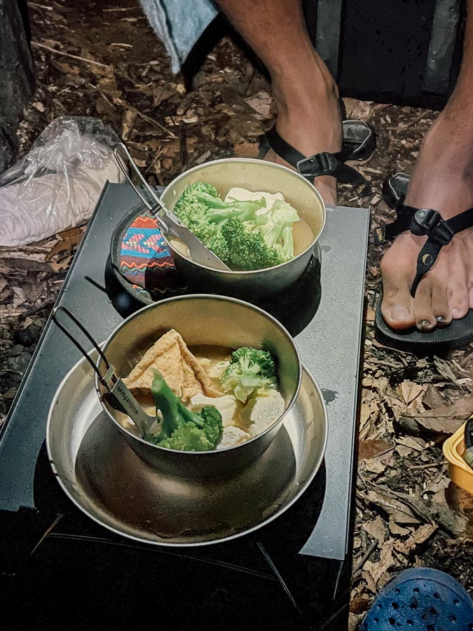 在嘎拉賀野溪溫泉的營地煮晚餐 在嘎拉賀野溪溫泉的營地煮晚餐