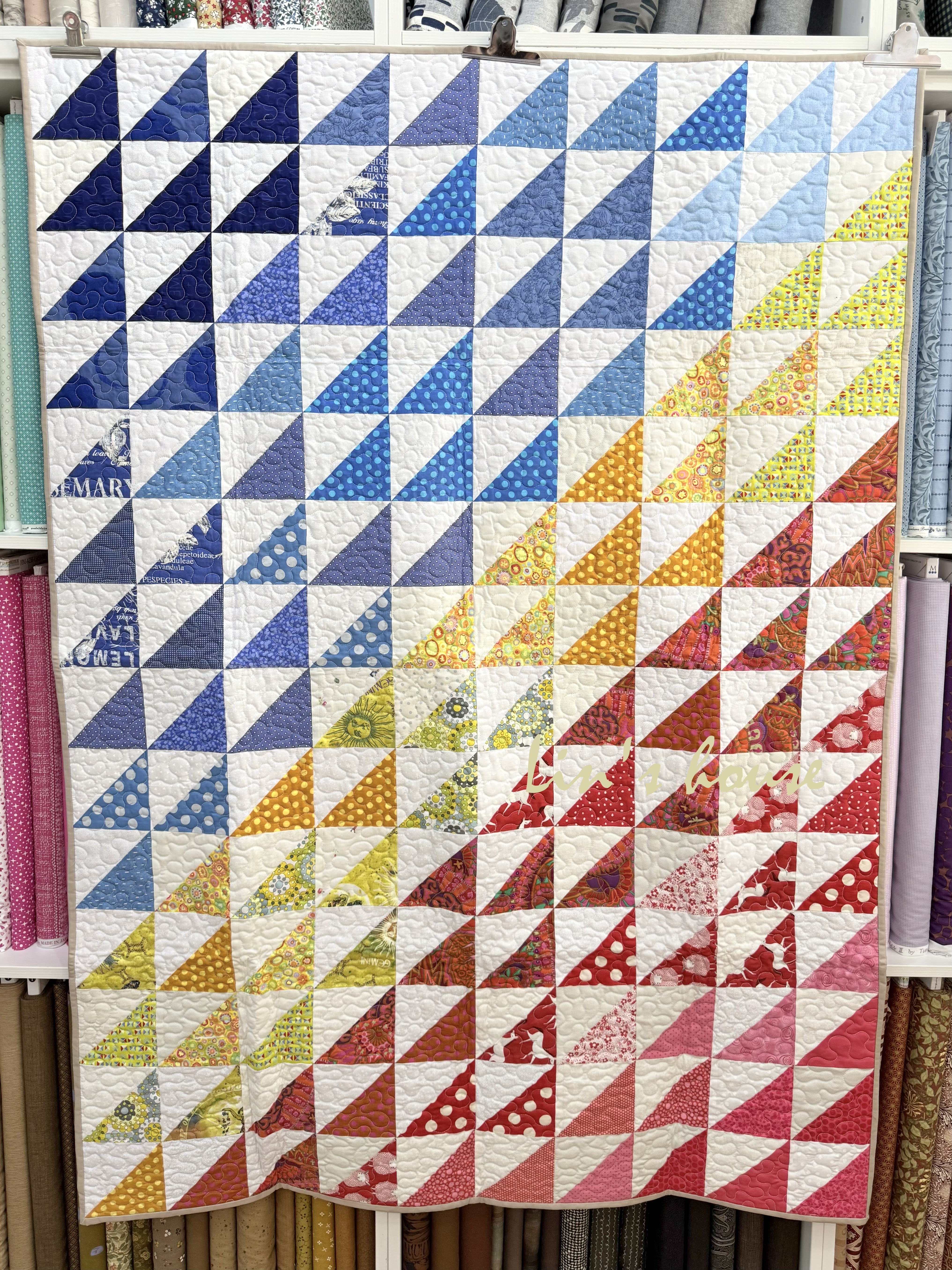 小野作品欣賞《彩虹半三角拼布被》