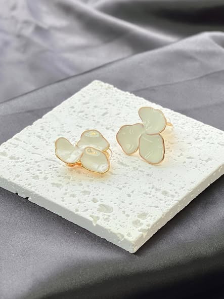 C&J白色花瓣耳夾