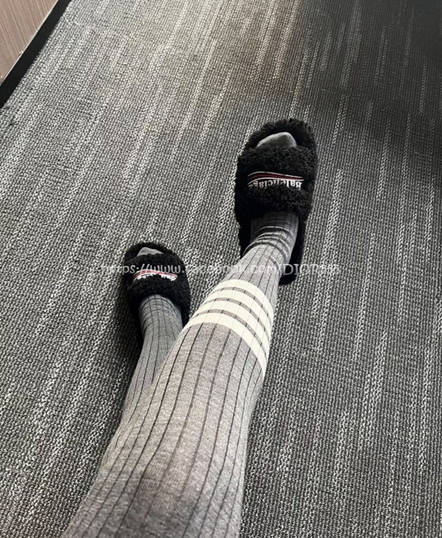 巴黎世家毛毛拖鞋4