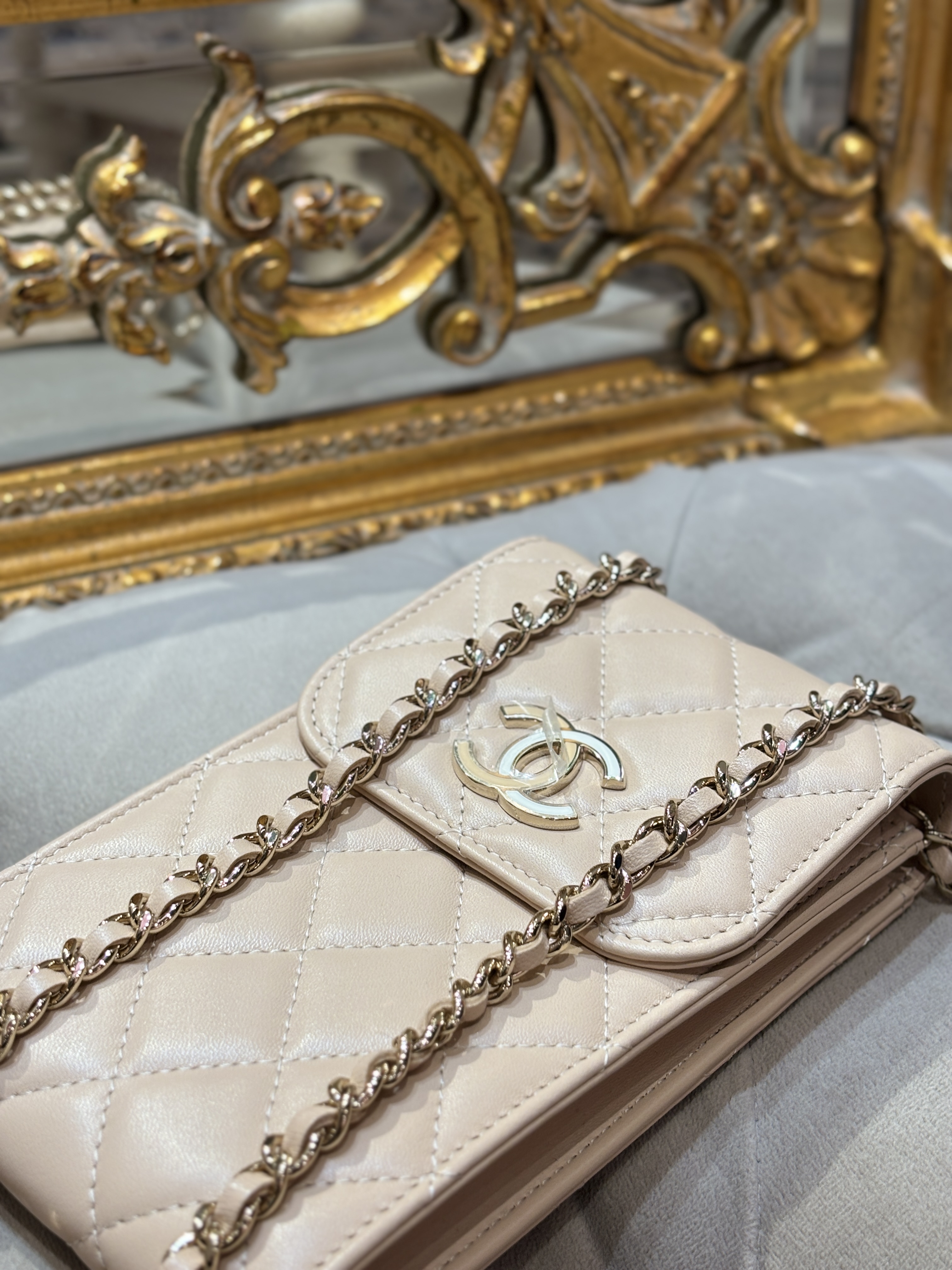 Chanel奶茶拼色Logo手機包