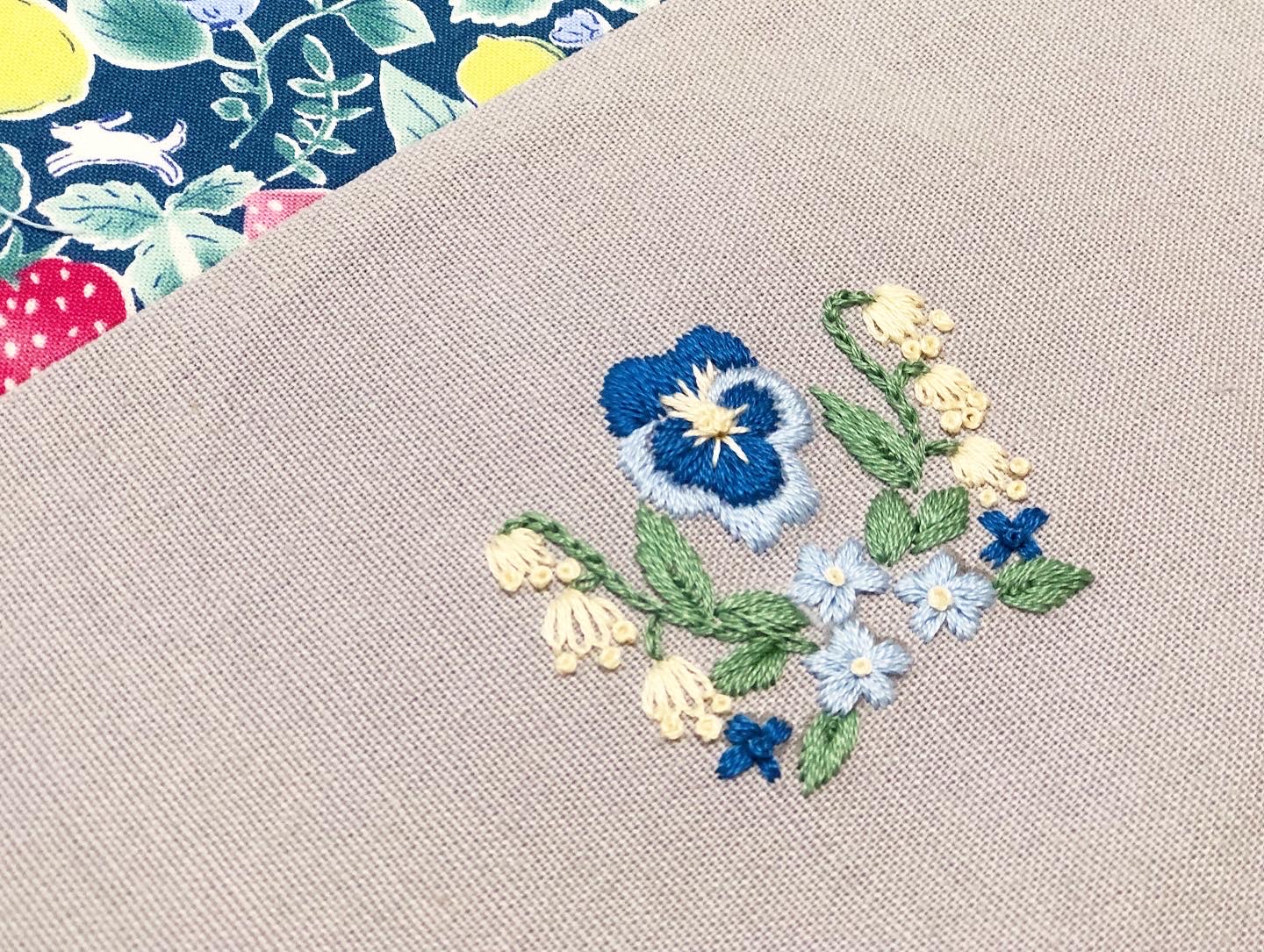 刺繡與生活布作課：春日小花刺繡書衣