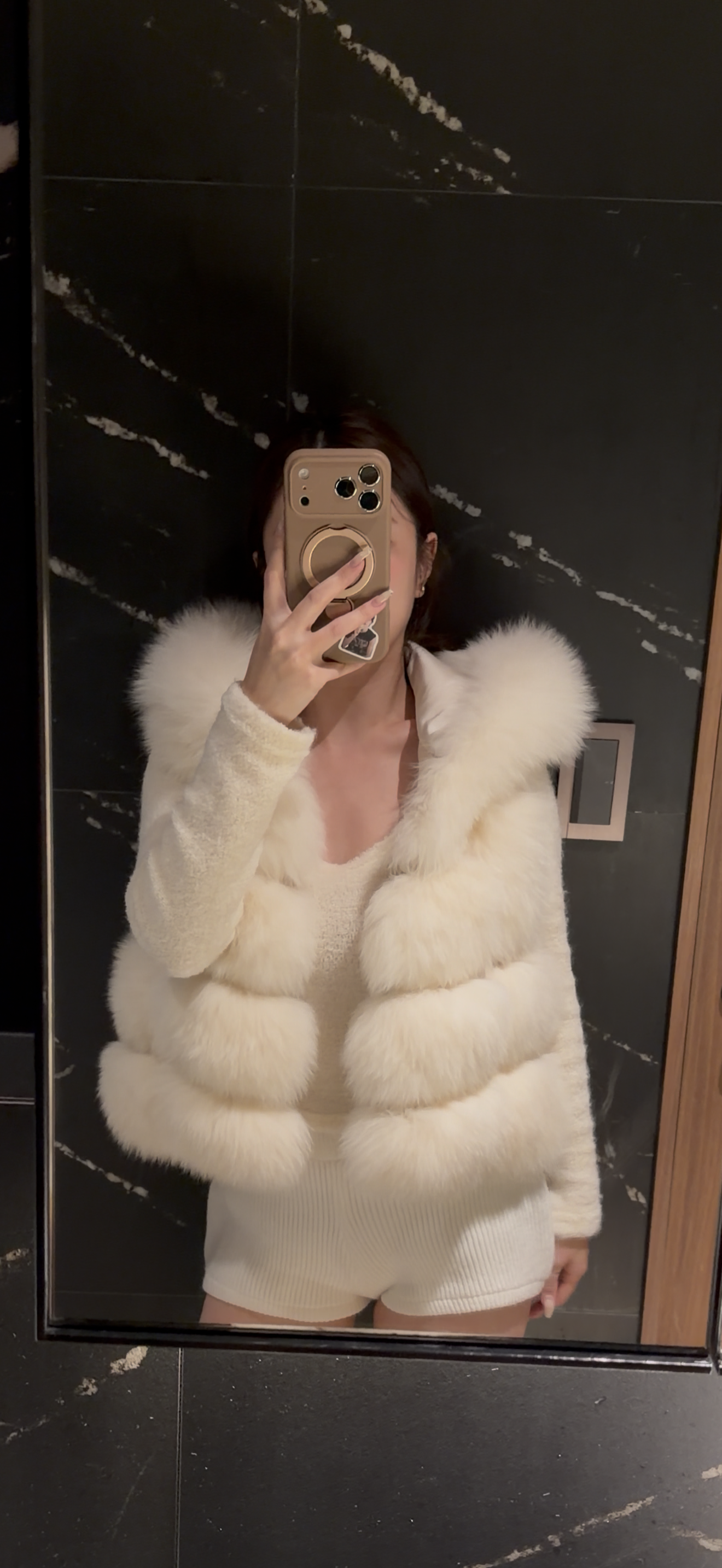 A100 今年第一件皮草背心！狐狸背毛高級又時髦！誰能拒絕