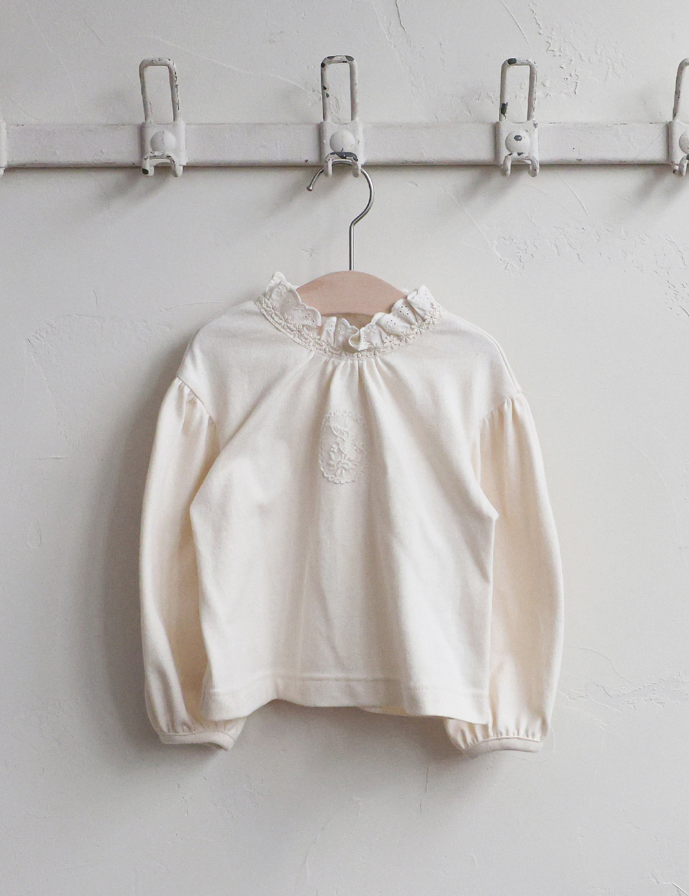 15523花邊領刺繡上衣(兩色)