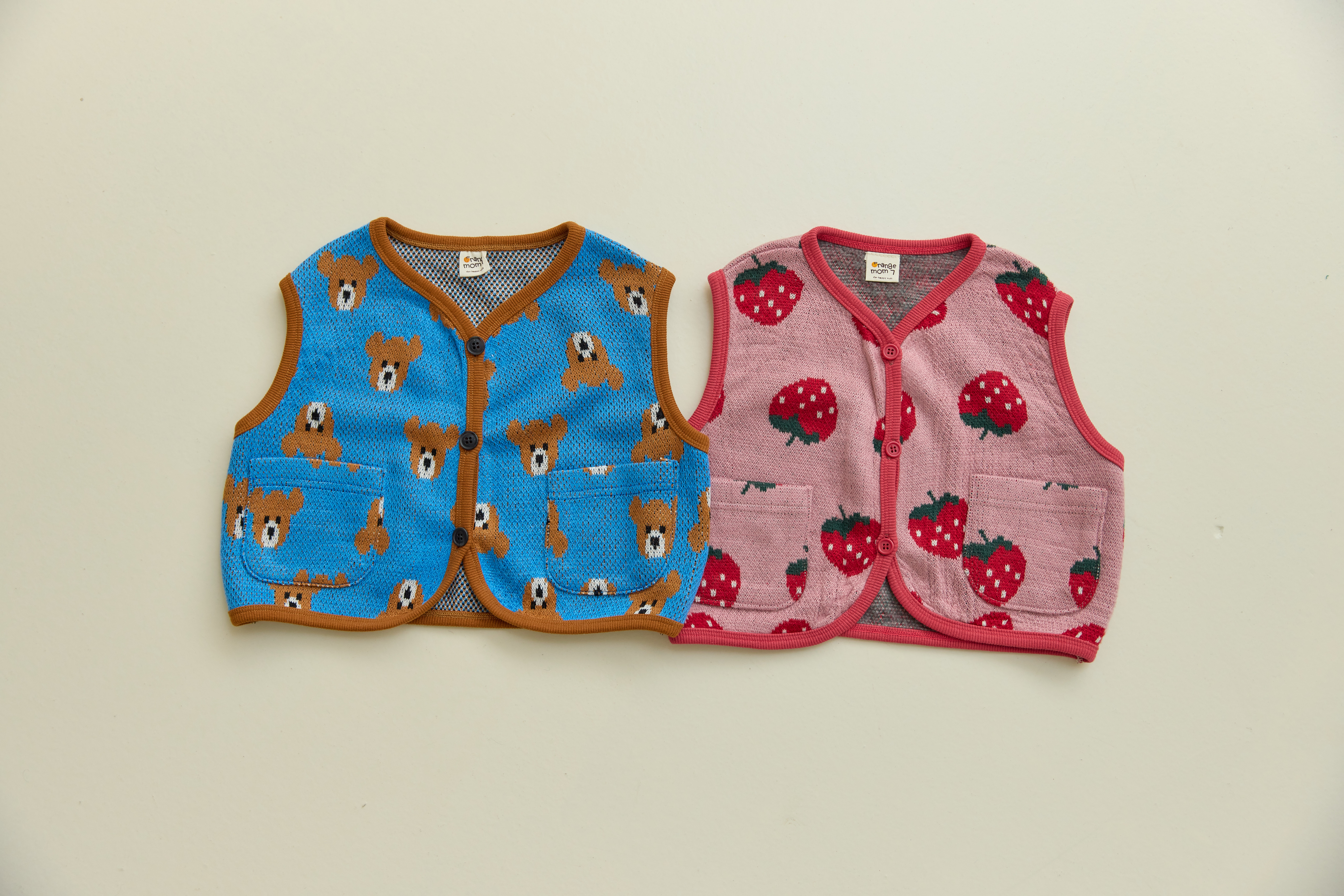 31648咖熊草莓背心(兩色) 31648咖熊草莓背心(兩色)