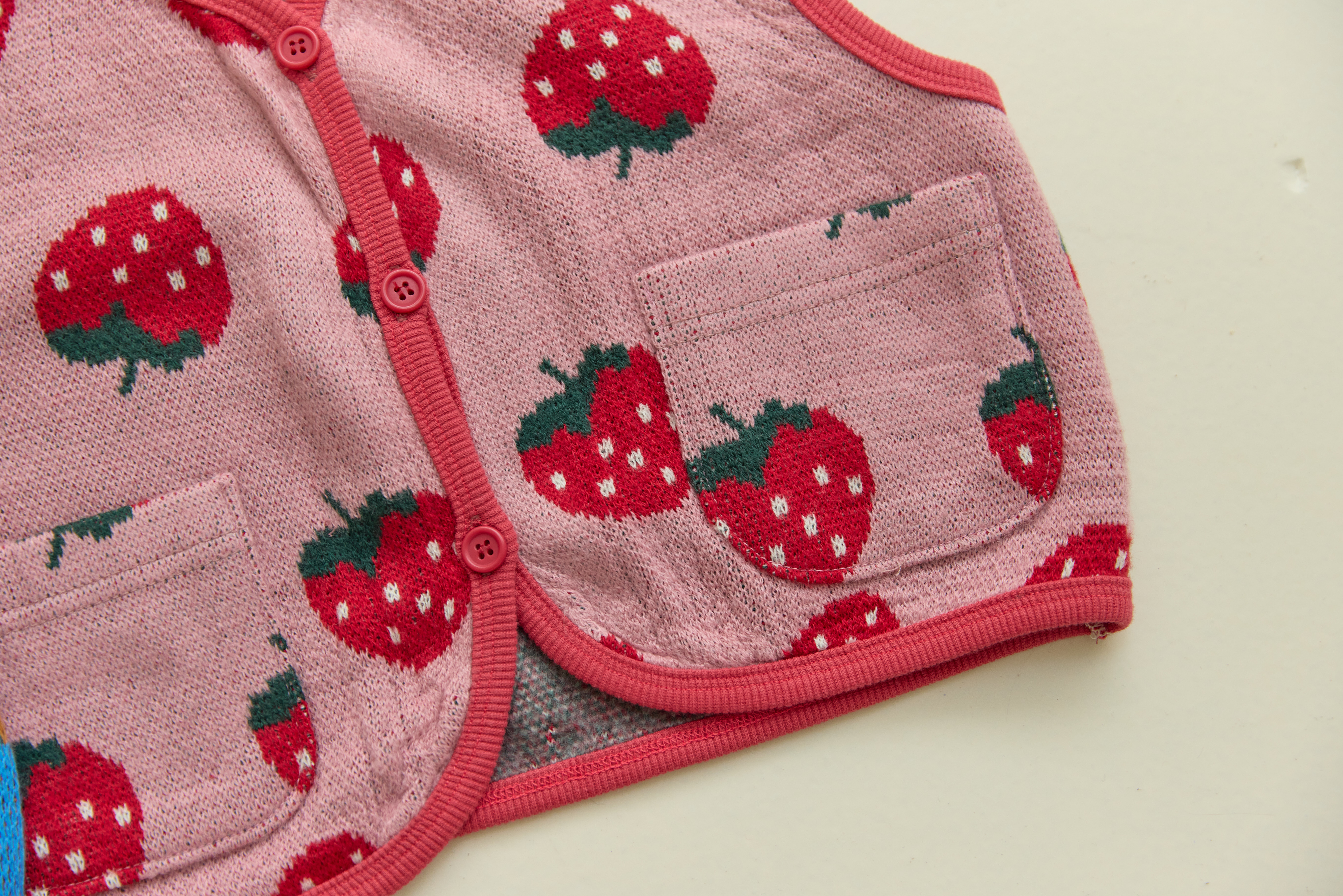 31648咖熊草莓背心(兩色)