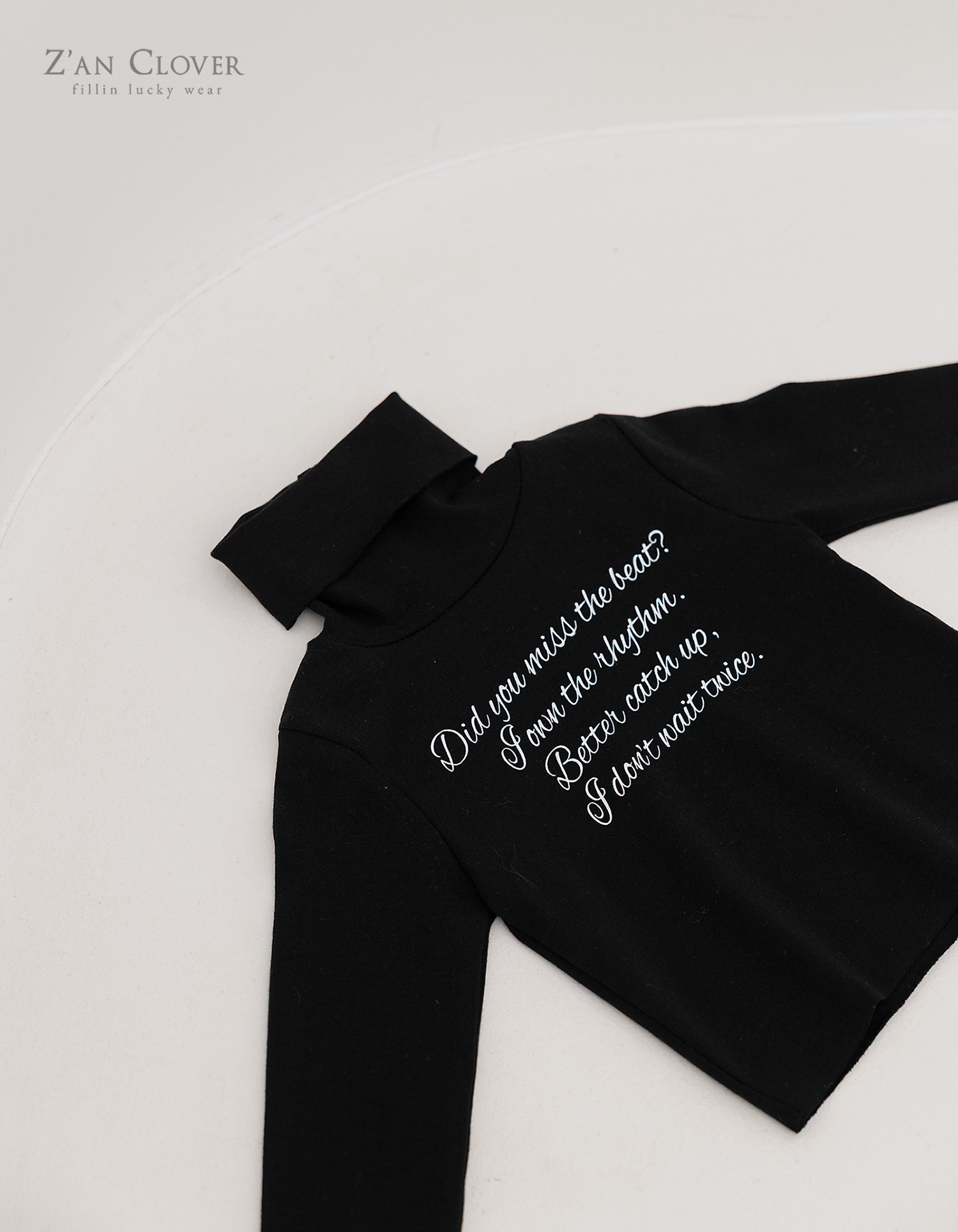 05131高領英文上衣(兩色)