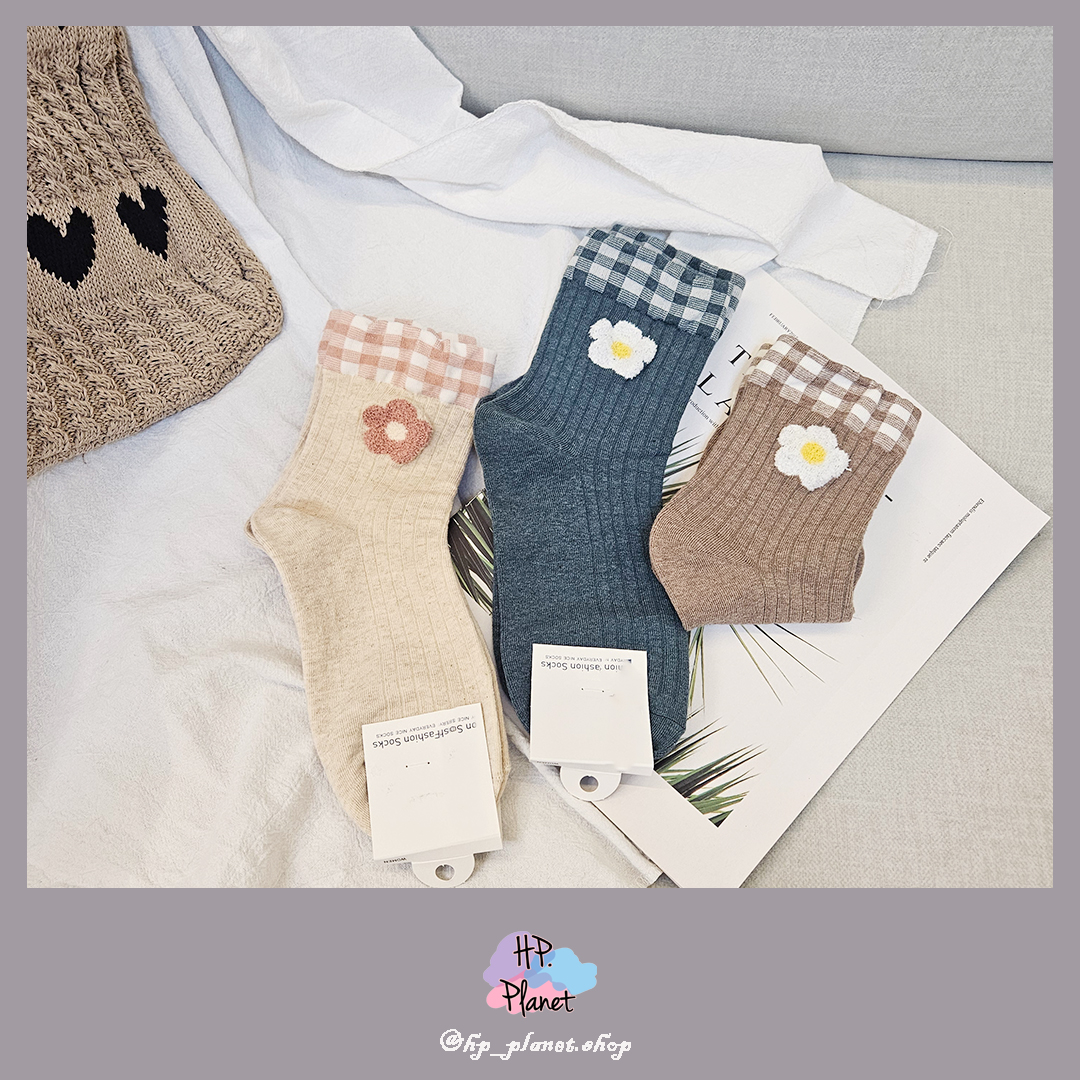 正韓 格子滾邊QQ毛小花短襪 正韓 格子滾邊QQ毛小花短襪