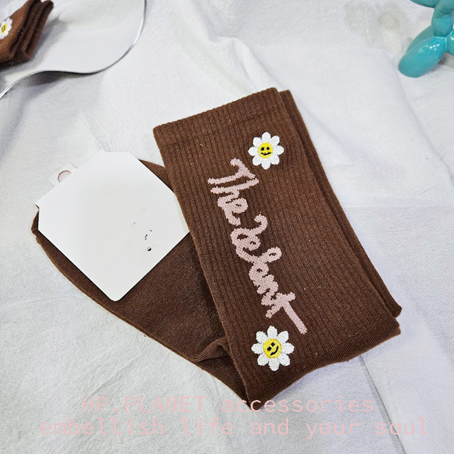 正韓 小雛菊字母刺繡中筒襪