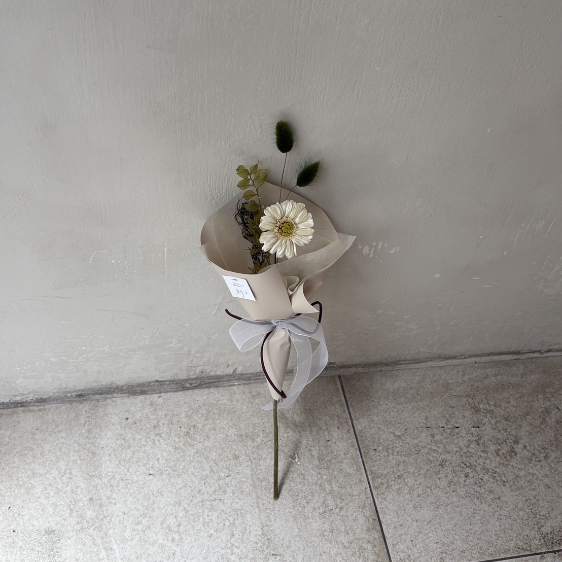 單支永生非洲菊葉材花束