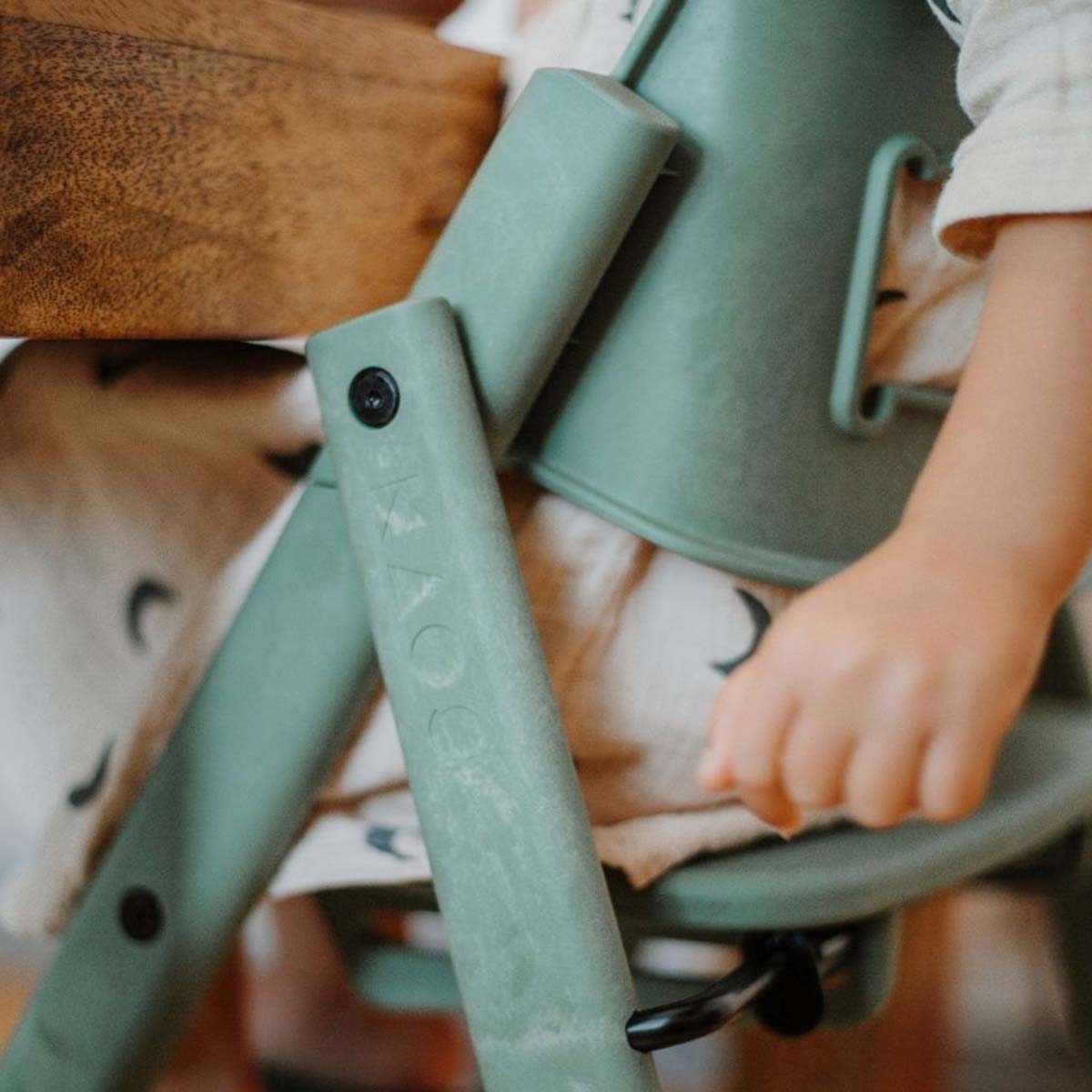 【KAOS】永續新星-Klapp永續折疊成長餐椅-礦岩綠3