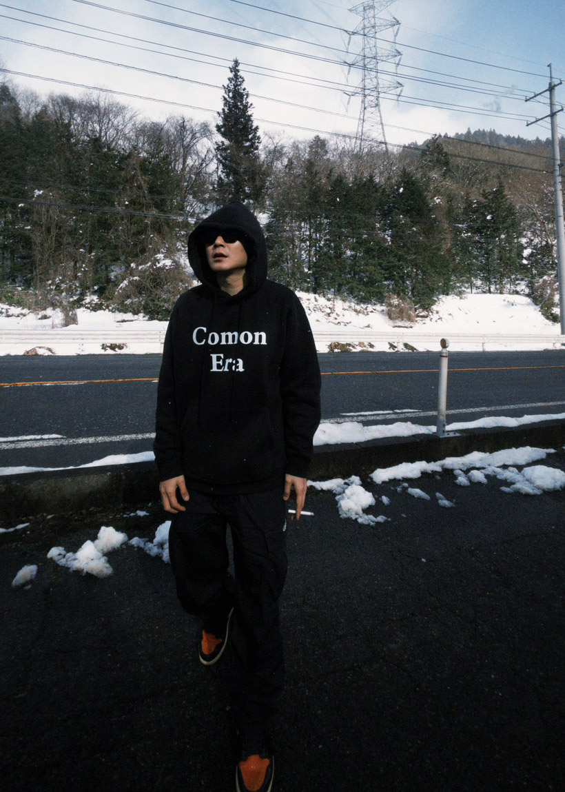 Comon Era 是開場白， 是我們對當代風格的定義。 黑與白的極簡構圖，置中排版，沒有圖案，也沒有標語。 刻意保留空白，只留下品牌的核心，當下。 名稱本身就是態度，也是辨識。  選用 300g 精