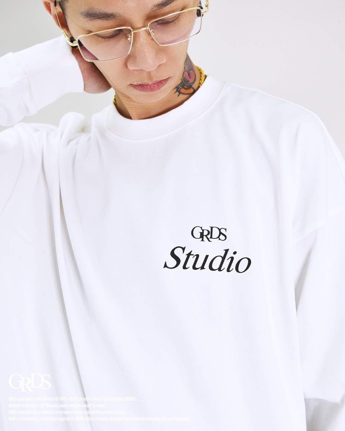 以「Barbed Frame」為設計核心，靈感取自鐵絲網與邊界的象徵語彙。 背面方框結構以線條勾勒出張力，呈現約束與自由之間的張弛平衡。 極簡正面搭配強勢背圖，打造出冷靜卻具侵略性的街頭印象。 厚磅棉