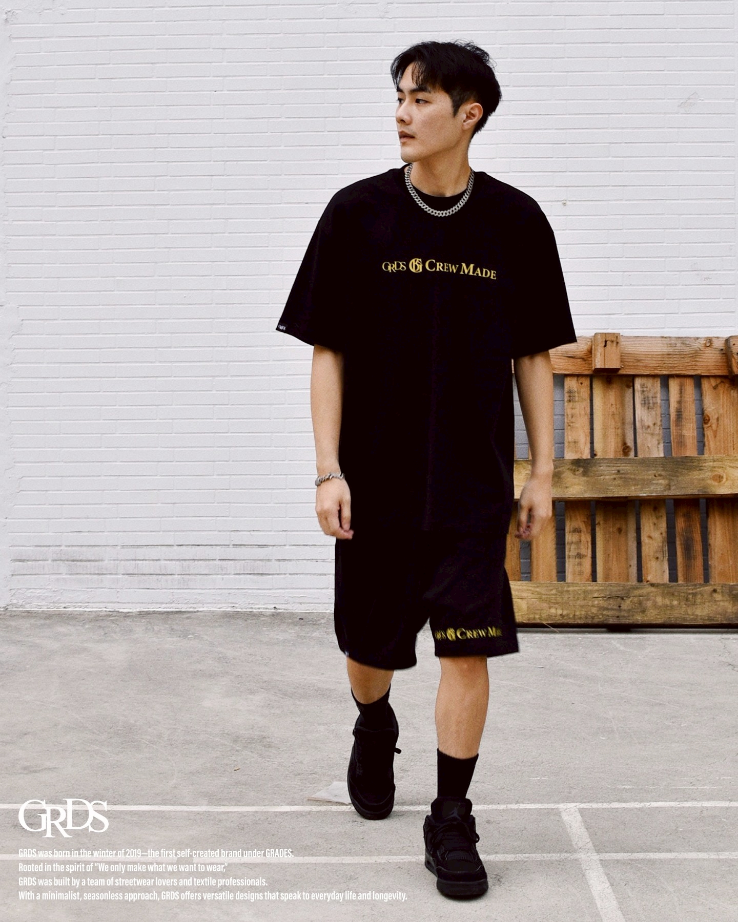 GRDS Official / THE SIGN CREW MADE SUIT - T-Shirt - 將 GRDS Logo 拆解並以幾何線條重組， 形成專屬的「THE SIGN」標誌性設計， 低調