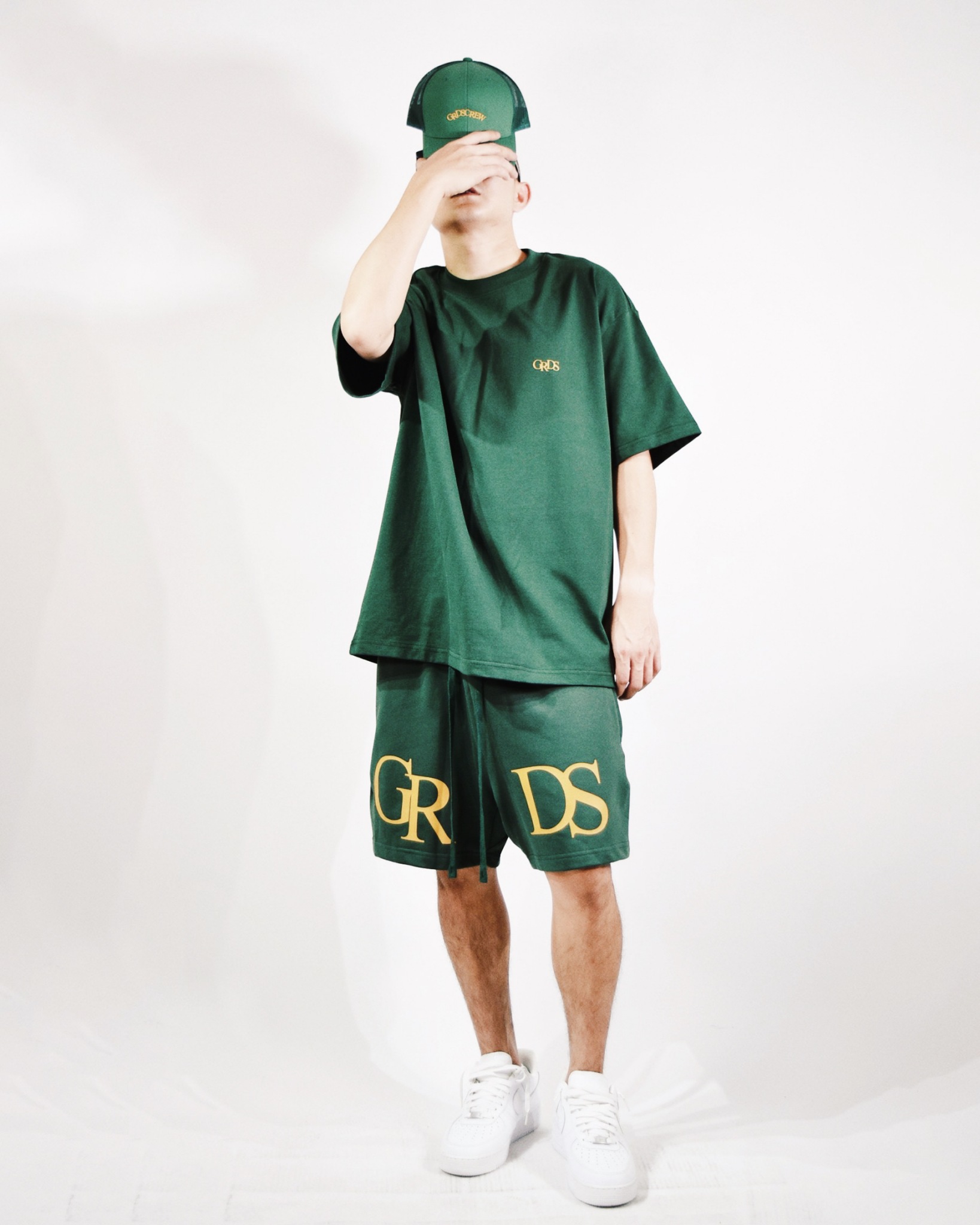 經典LOGO  看似簡單，實則經典。  GRDS 的背 LOGO 設計，是我們最早期的品牌視覺象徵。這款 T-shirt 以大面積後背印刷呈現經典 GRDS 字樣，搭配正面小標細節，傳遞一種「轉身即態