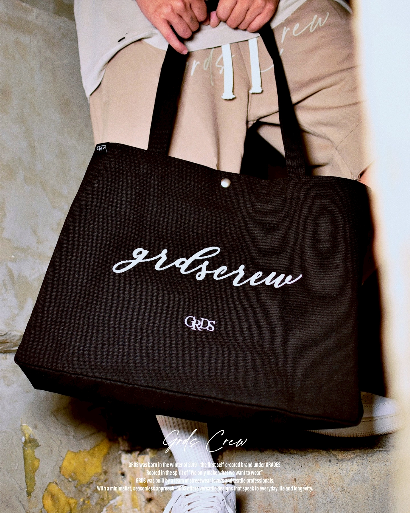 牛津托特包 (這個...別買,滿額我送你/妳)  選用高磅數帆布取代常見的牛津布材質，帶來更加細膩扎實的手感與挺度。袋身正面以 GRDSCREW 手寫刺繡標誌作為核心視覺，透過多道針數繡製呈現立體細節