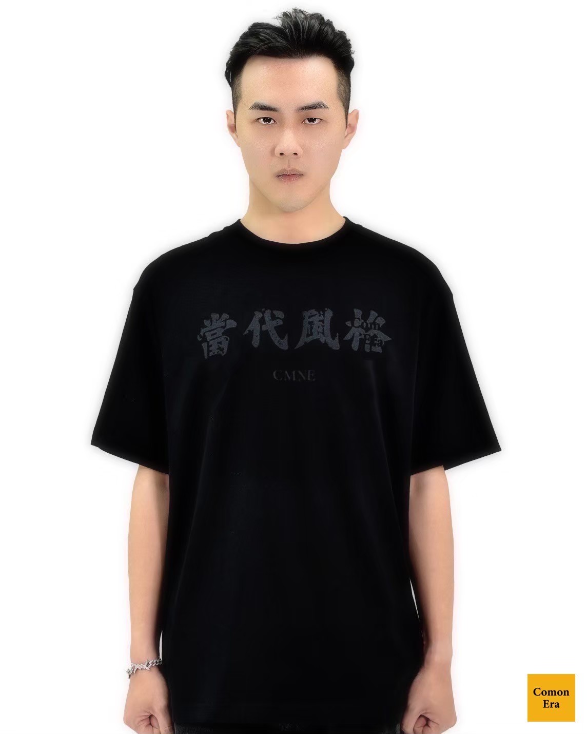 當代打造，為日常而設計，為風格而生。 當代語言不只一種形式， 我們選擇用漢字，說出風格立場。  正中央印上「當代風格」，字體粗實有力， 下方簡約點出品牌縮寫 CMNE， 是視覺上的主張，也是文化上的