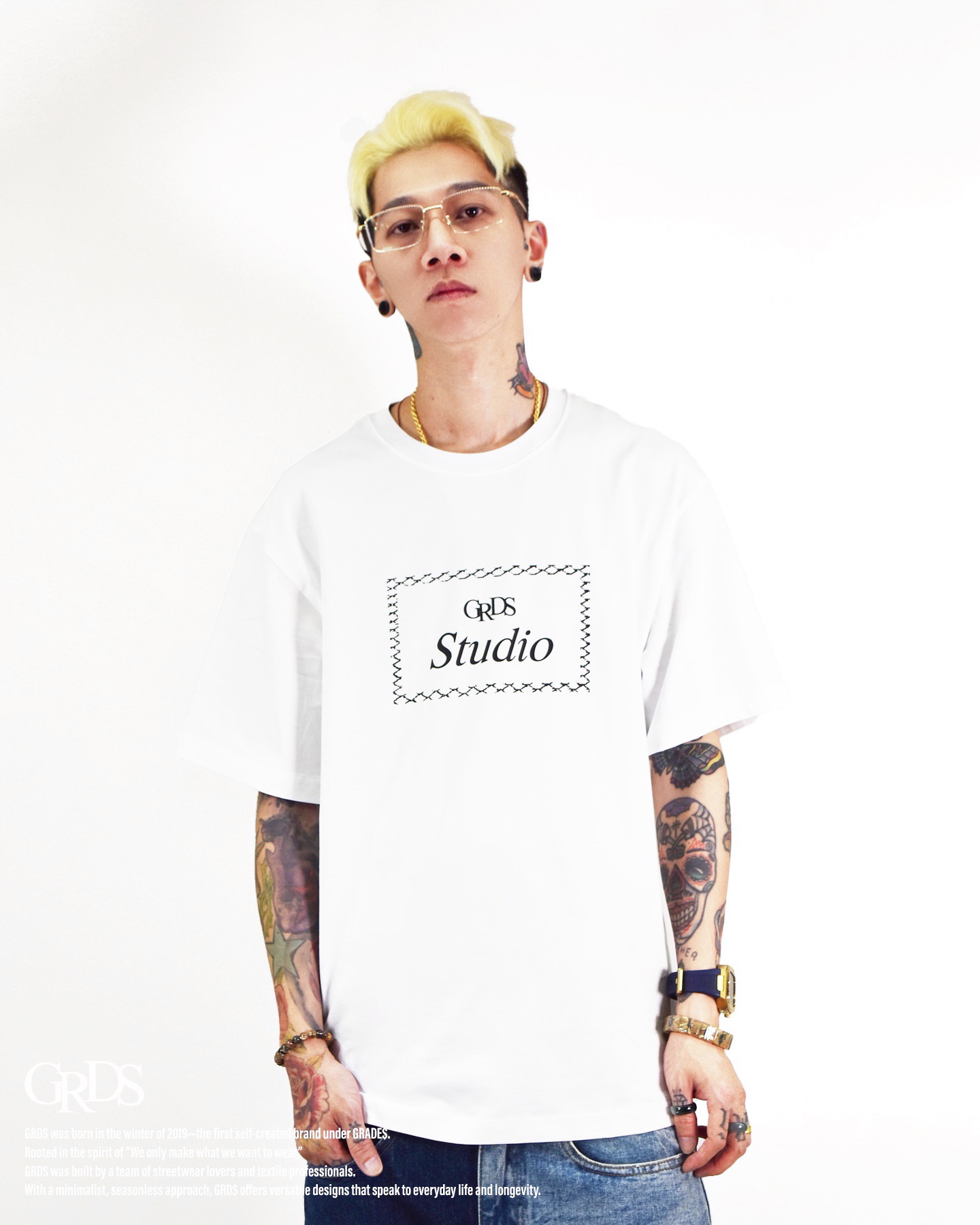 以「Barbed Frame」為設計核心，靈感取自鐵絲網與邊界的象徵語彙。 方框結構以線條勾勒出張力，呈現約束與自由之間的張弛平衡。 極簡正面搭配強勢背圖，打造出冷靜卻具侵略性的街頭印象。 厚磅棉料結