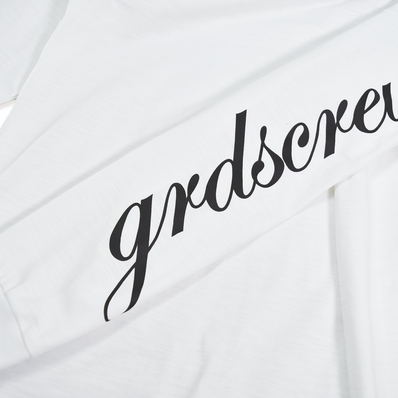 SCRIPT SLEEVE L/S Tee(白)