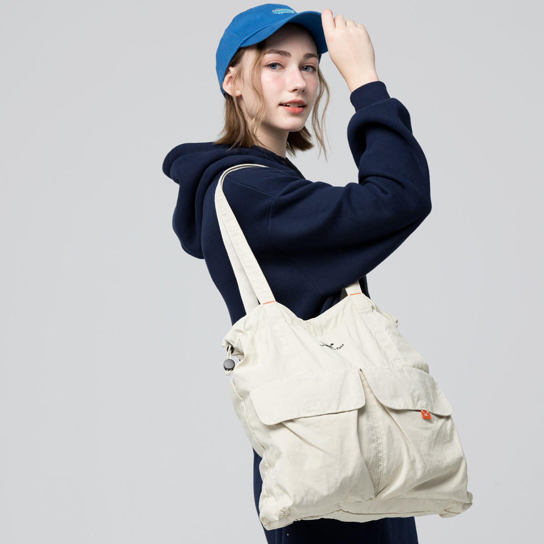 Angelia&Pets輕撥水側肩包-淺卡其