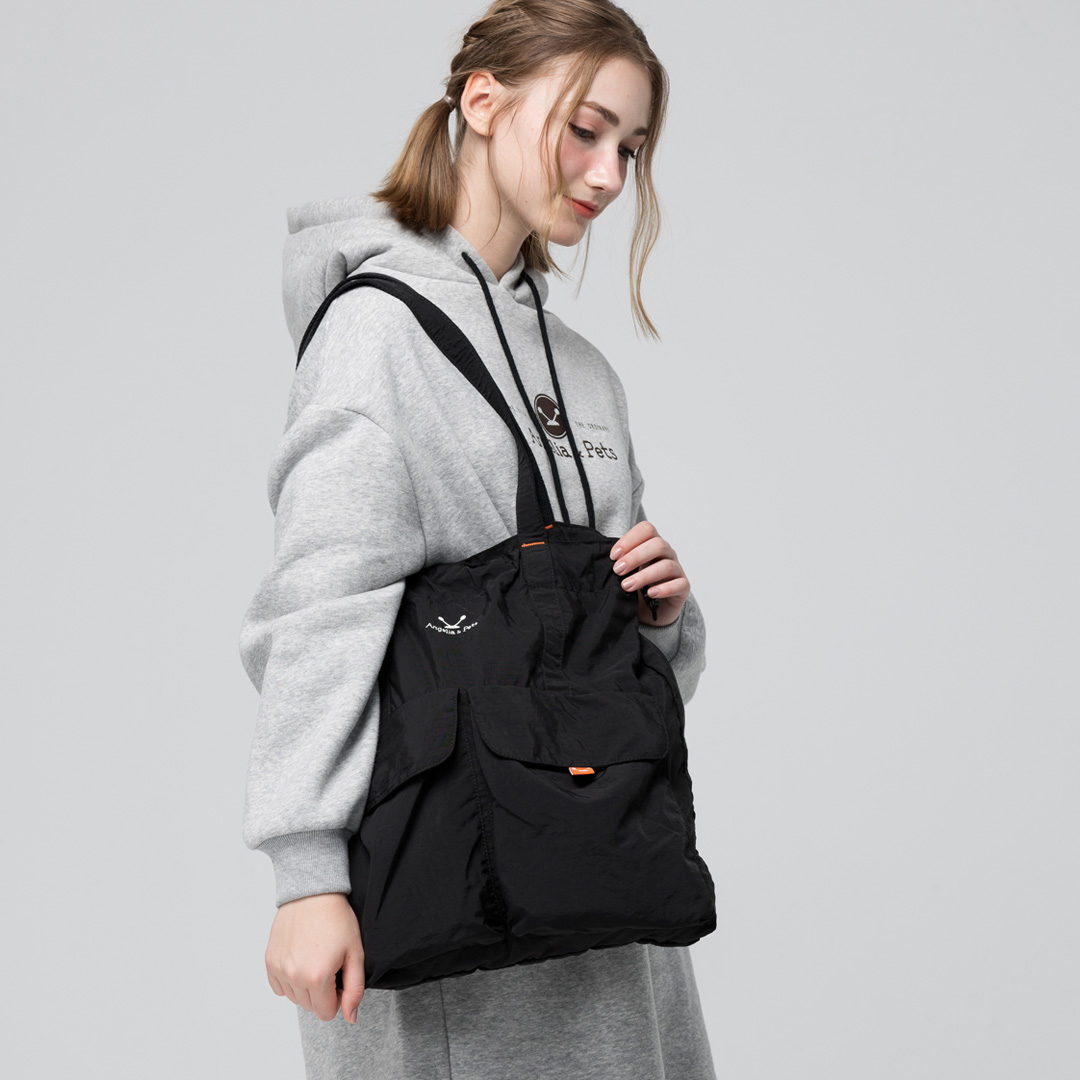 Angelia&Pets輕撥水側肩包-黑