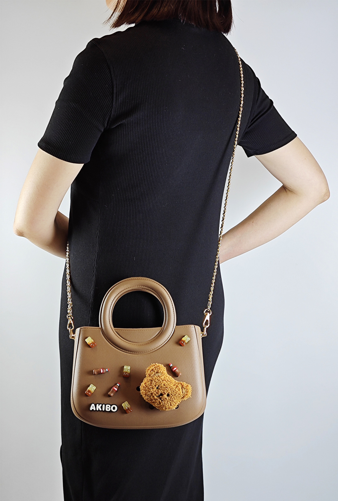 AKIBO滿月包-焦糖咖/魅力鍊條背帶(肩背手提洞洞包。中性款、輕量、防水)